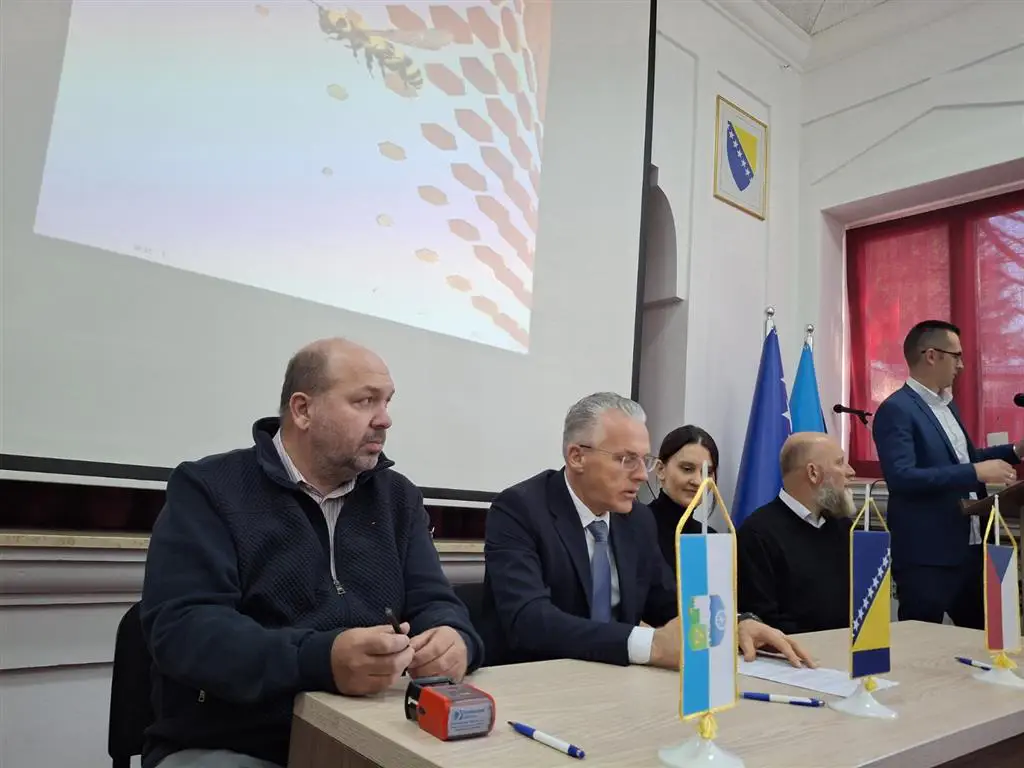 Preuzimanje opreme za pčelaretvo u okviru projekta Češke razvojne agencije