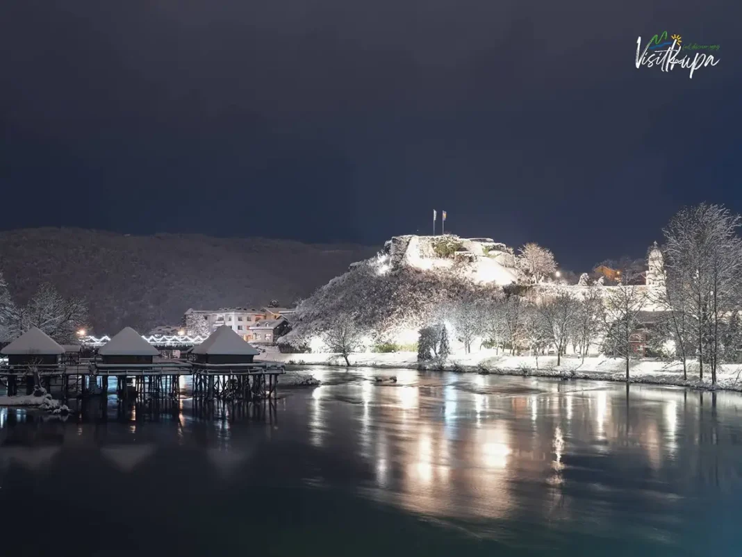 U Bosanskoj Krupi jutros u 7 sati izmjereno je 6 stepeni, vlažnost zraka 98 posto, a vodostaj Une 108 centimetara iznad nule.