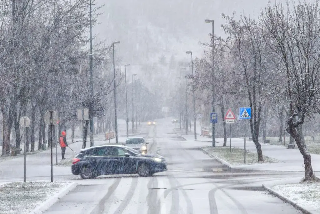 Zbog zimskih uslova za vožnju u Republici Hrvatskoj, na graničnom prijelazu Izačić na snazi je zabrana saobraćanja za teretna vozila sa prikolicom i šlepere.