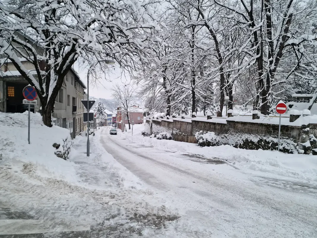 U Bosanskoj Krupi jutros u 7 sati izmjereno je -1 stepen, vlažnost zraka 83 posto, a vodostaj Une 75 centimetara iznad nule