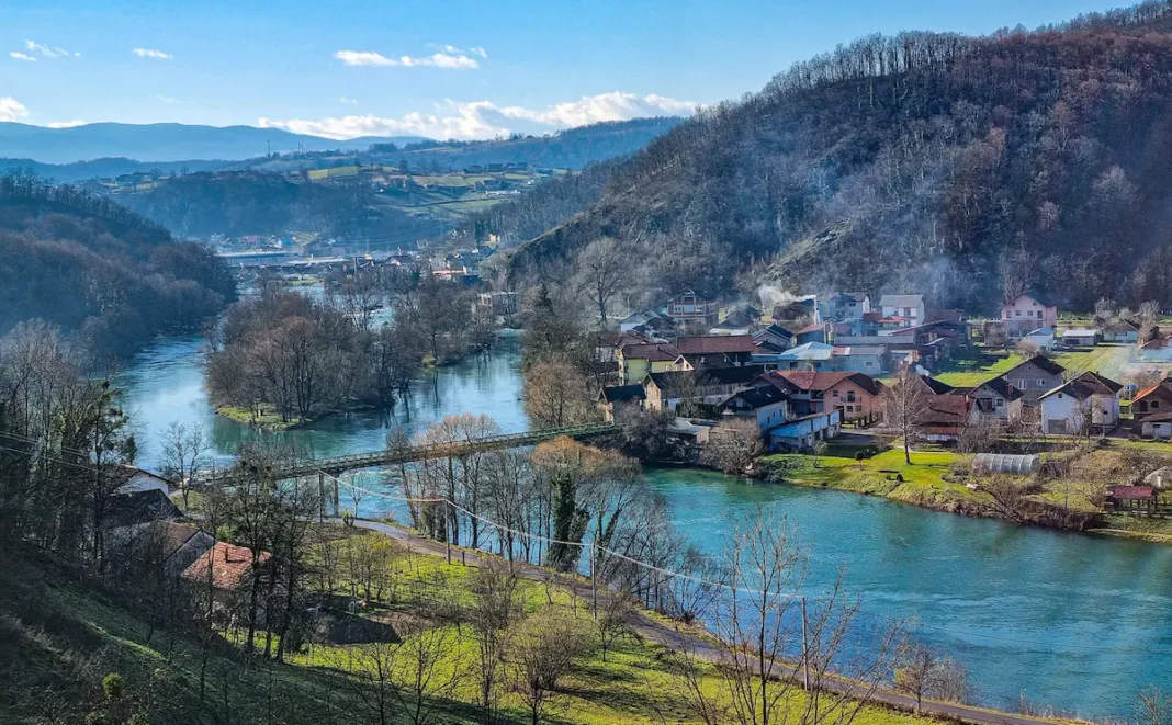 U Bosanskoj Krupi jutros u 7 sati izmjereno je 8 stepeni, vlažnost zraka 99posto, a vodostaj Une 109 centimetara iznad nule.