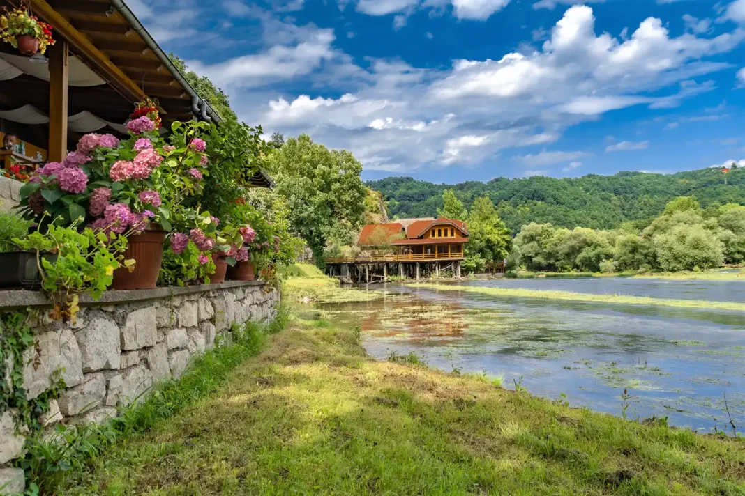 Danas, u petak 27. marta, očekuje se vrlo hladno i kišovito vrijeme u Bosanskoj Krupi.