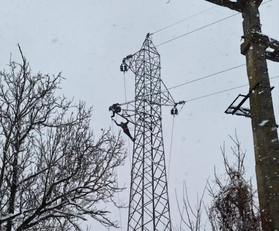 Otežani uslovi u USK – Radovi na mreži u toku, saobraćaj djelimično ograničen Intenzivne snježne padavine koje su zahvatile sjeverozapadni dio Bosne i Hercegovine izazvale su ozbiljne poremećaje u snabdijevanju električnom energijom