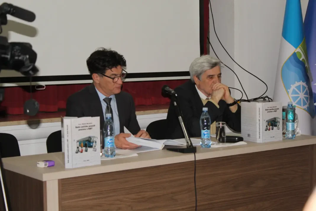 Promocija knjige „Dokle politika praznih prostora u BiH?“ autora akademika prof. dr. Huseina Muratovića održana je u Maloj Sali Doma kulture u Bosanskoj Krupi, u četvrtak, s početkom u 19:00 h