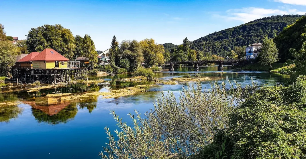 Danas u Bosanskoj Krupi očekuje se sunčan dan s povremeno umjerenim vjetrom