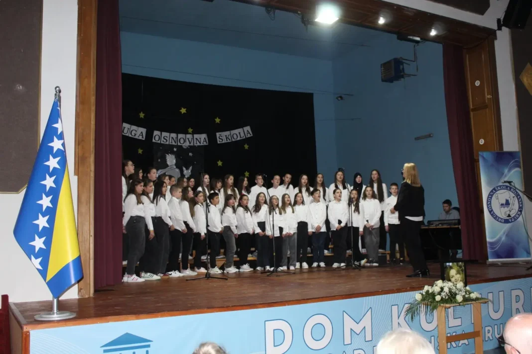 SJEĆANJE NA PROFESORICU ANELU BRKO: Završnica manifestacije „I have a dream“ Anela Brko bila je učenica Gimnazije u Bosanskoj Krupi, a profesorica je bila u Drugoj osnovnoj školi u Bosanskoj Krupi.