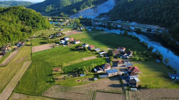Hidrometeorološka mjerenja u Bosanskoj Krupi jutros u 07:00 sati: temperatura zraka 10°C, vlažnost 93%, vodostaj Une 51 cm (NV).