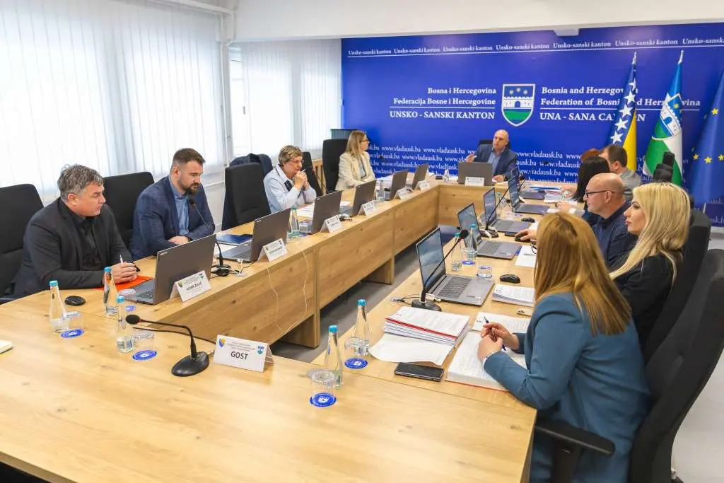 U lokalnoj zajednici ističu da će realizacijom projekata biti osiguran funkcionalan prostor za igru i druženje djece, ali i trajno obilježje koje će podsjećati na vrijednosti slobode, zajedništva i žrtve.