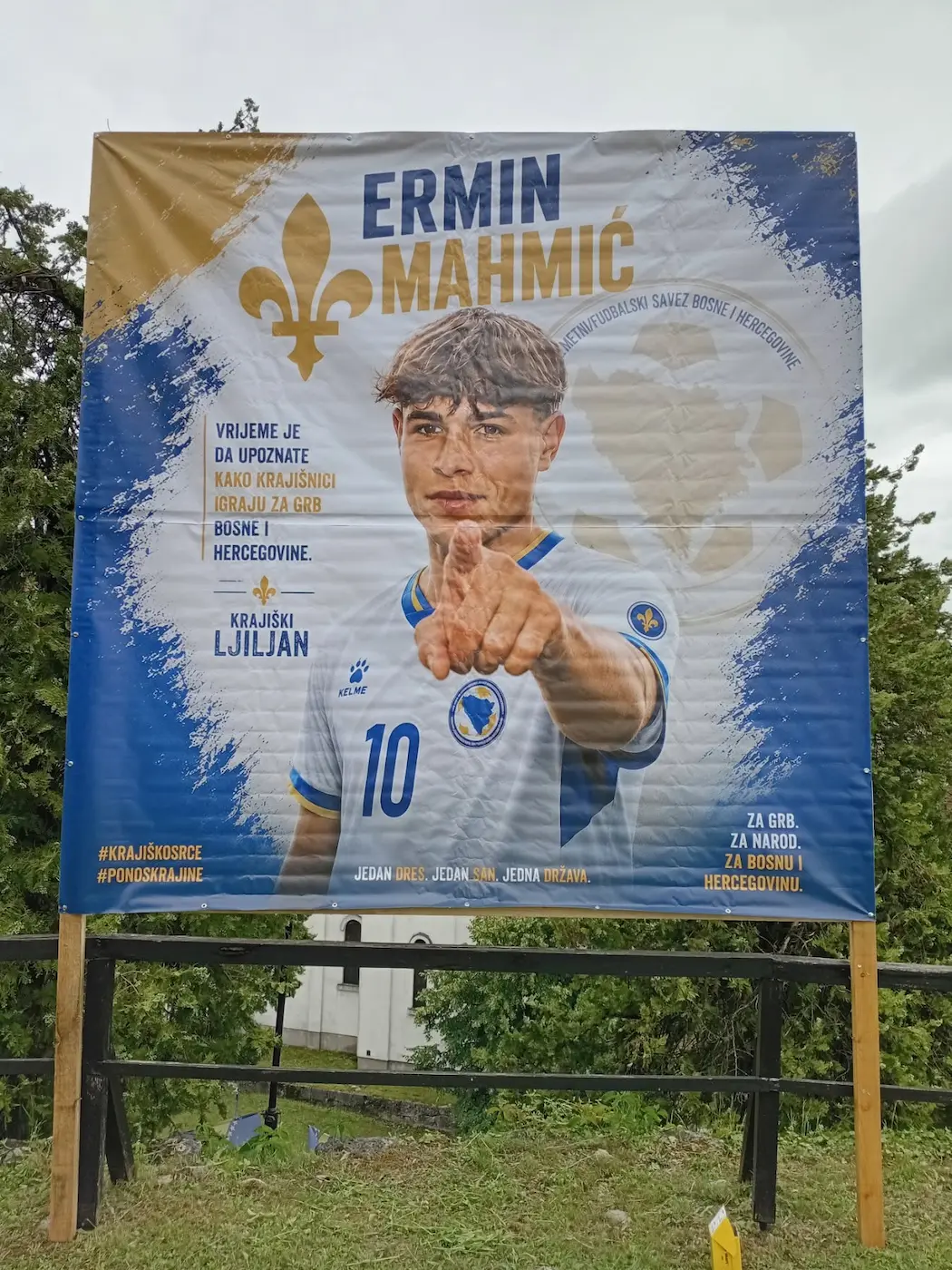 Grupa građana iz dijaspore okupljena oko organizacije „Dani Jezerskih heroja“ izradila je i poslala baner/mural u čast Ermina Mahmića, prvog A reprezentativca Bosne i Hercegovine koji vuče porijeklo sa područja grada Bosanska Krupa.