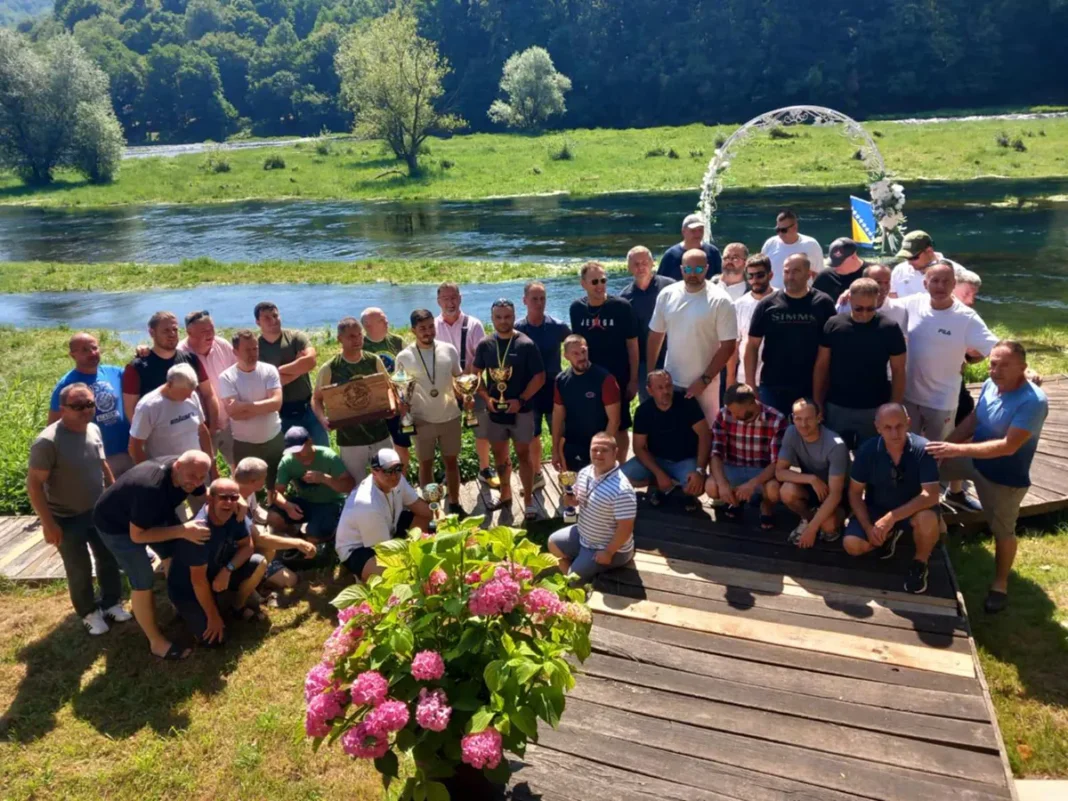 OVOGODIŠNJA KRALJICA UNE DUGA 110 CM OVOGODIŠNJA KRALJICA UNE DUGA 110 CM