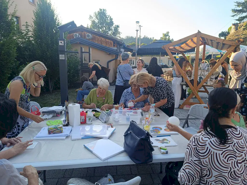 OD HOBIJA DO UMJETNOSTI: ŠTA JE DONIO PRVI LUX FEST U BOSANSKOJ KRUPI? U organizaciji Udruženja “Generacije” - Centar za unapređenje kvalitete života građana Bosanska Krupa, na Trgu Alije Izetbegovića sinoć je održan LUX Fest - događaj posvećen kreativnosti, hobijima i umjetnosti.