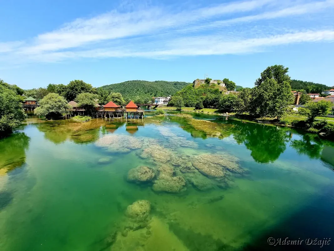 Danas u Bosanskoj Krupi preovladava stabilno i sunčano vrijeme, uz najvišu temperaturu oko 28°C.