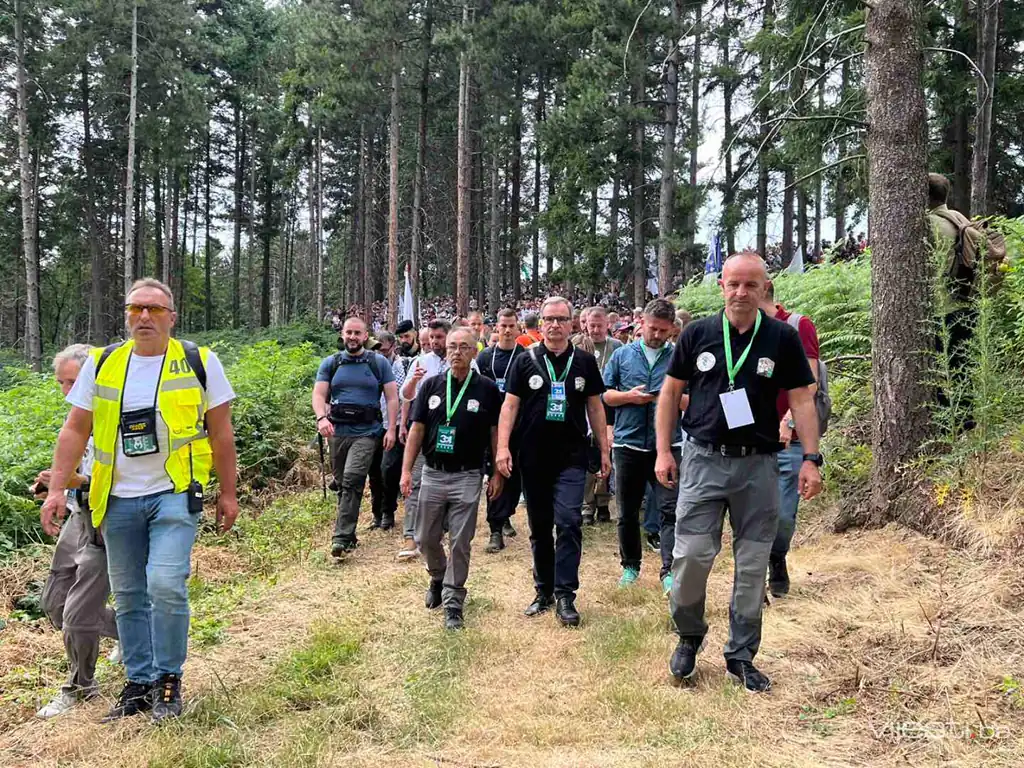 Iz Nezuka krenuo Marš mira: Više od 6.000 učesnika pješači prema Potočarima Iz Nezuka je jutros na Marš mira ka Memorijalnom centru Srebrenica Potočari, po procjeni organizatora, krenulo više od šest hiljada ljudi.