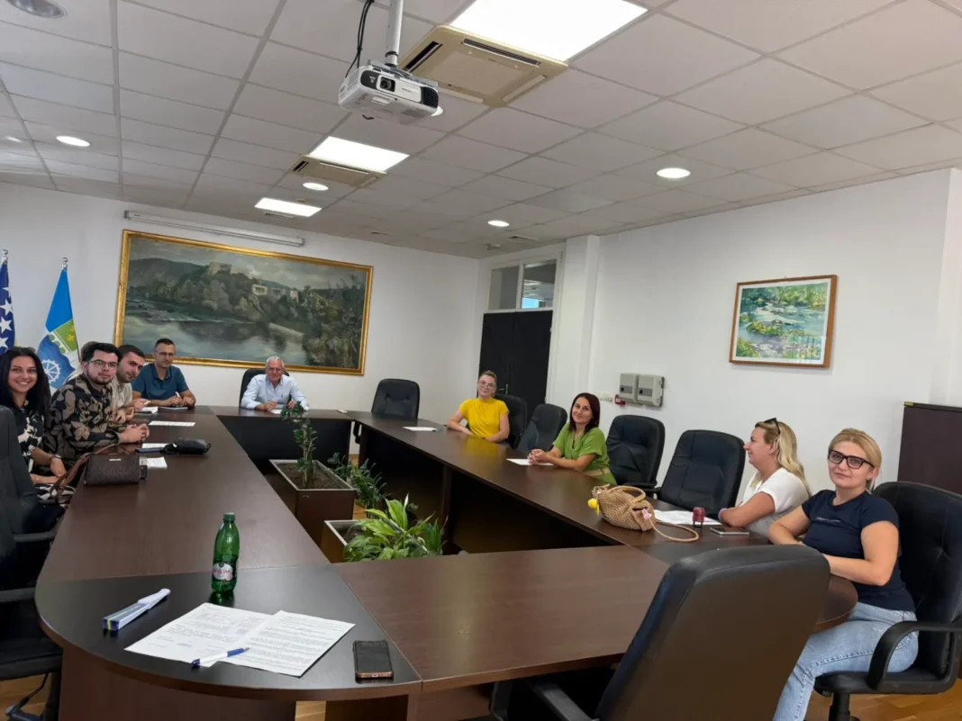 U Gradskoj upravi Bosanska Krupa danas je upriličeno svečano potpisivanje ugovora između gradonačelnika i predstavnika neformalnih grupa mladih