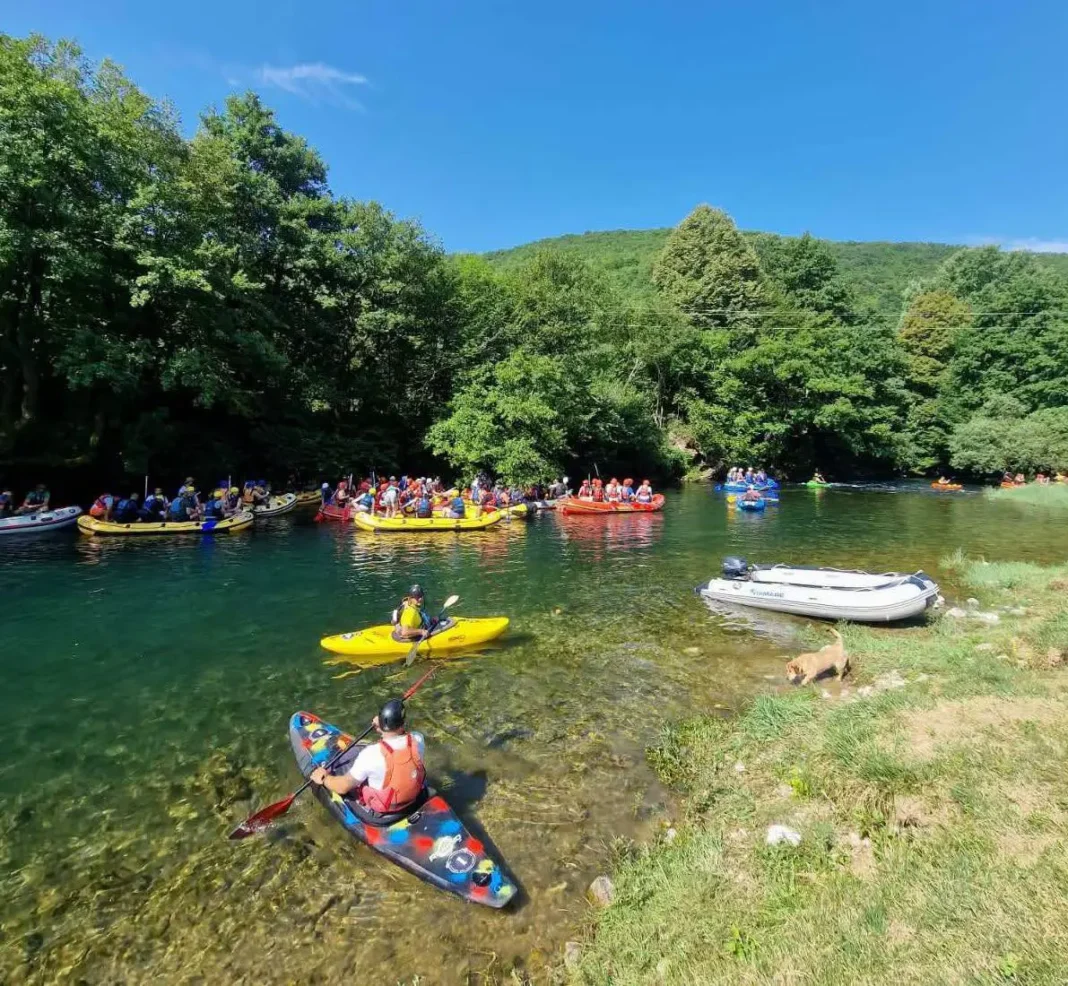 Počela druga etapa 52. Internacionalne Una regate, učesnici veslaju od Štrbačkog buka do Ripča Druga etapa 52. Internacionalne turističke Una regate zvanično je počela na Štrbačkom buku