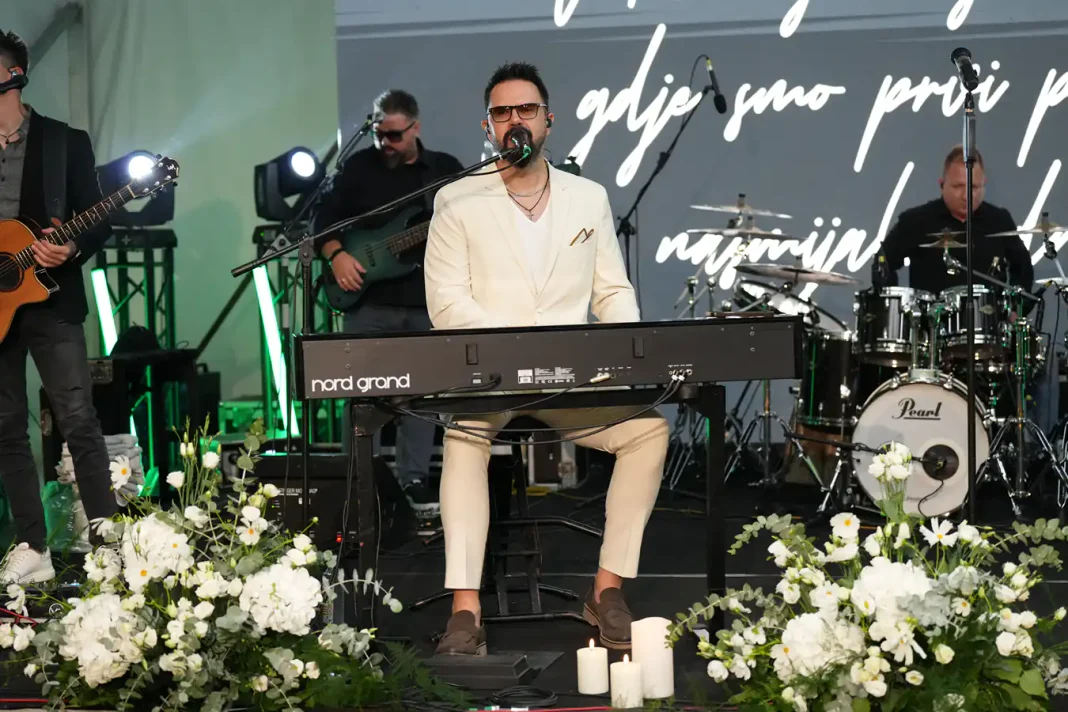 Veličanstvena noć s Petrom Grašom u Festivalskoj bašti: Bingo još jednom pokazao da je Naše mjesto za sve Festivalska bašta Sarajevo Film Festivala sinoć je postala Naše mjesto, prostor koji spaja, slavi zajedništvo i otvara vrata jedinstvenom festivalskom sadržaju. Bingo Group, Ekskluzivni sponzor Sarajevo Film Festivala, i ove je godine svoju festivalsku večer podijelio sa poslovnim partnerima, prijateljima i građanima. Pretvaranjem prostora koji je tradicionalno rezervisan za zatvorene prijeme u mjesto otvoreno za građane, najveća poslovna grupacija u BiH napravila je korak više u približavanju festivalske atmosfere što većem broju ljudi. Za nezaboravnu noć pobrinuo se Petar Grašo koji je priredio večer za pamćenje, protkanu prepoznatljivim melosom, emocijama i dobrim raspoloženjem. Sinoćnji Bingo Group cocktail party u Festivalskoj bašti pored muzike Petra Graše pamtit će se i po ljudima koji su je zajedno učinili posebnom, gostima, partnerima i građanima koji su Sarajevo ponovo mogli doživjeli kao mjesto susreta, emocije i zajedništva.