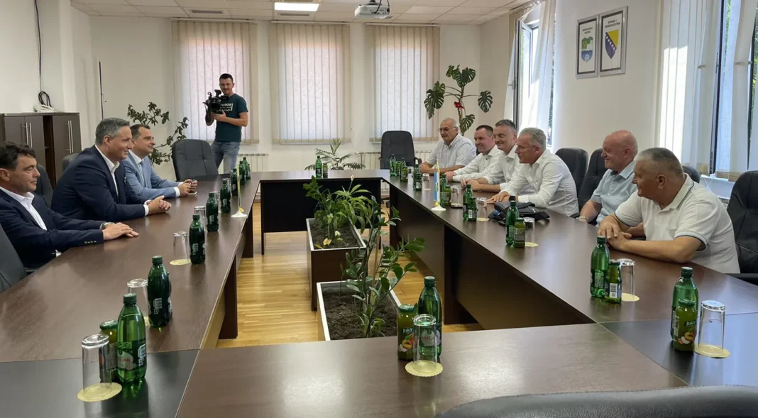 Danas je u službenoj posjeti Bosanskoj Krupi boravio Predsjedavajući Predsjedništva Bosne i Hercegovine Denis Bećirović, koji se sastao sa Gradonačelnikom Grada Bosanska Krupa Arminom Halitovićem, te predstavnicima drugih nivoa vlasti.