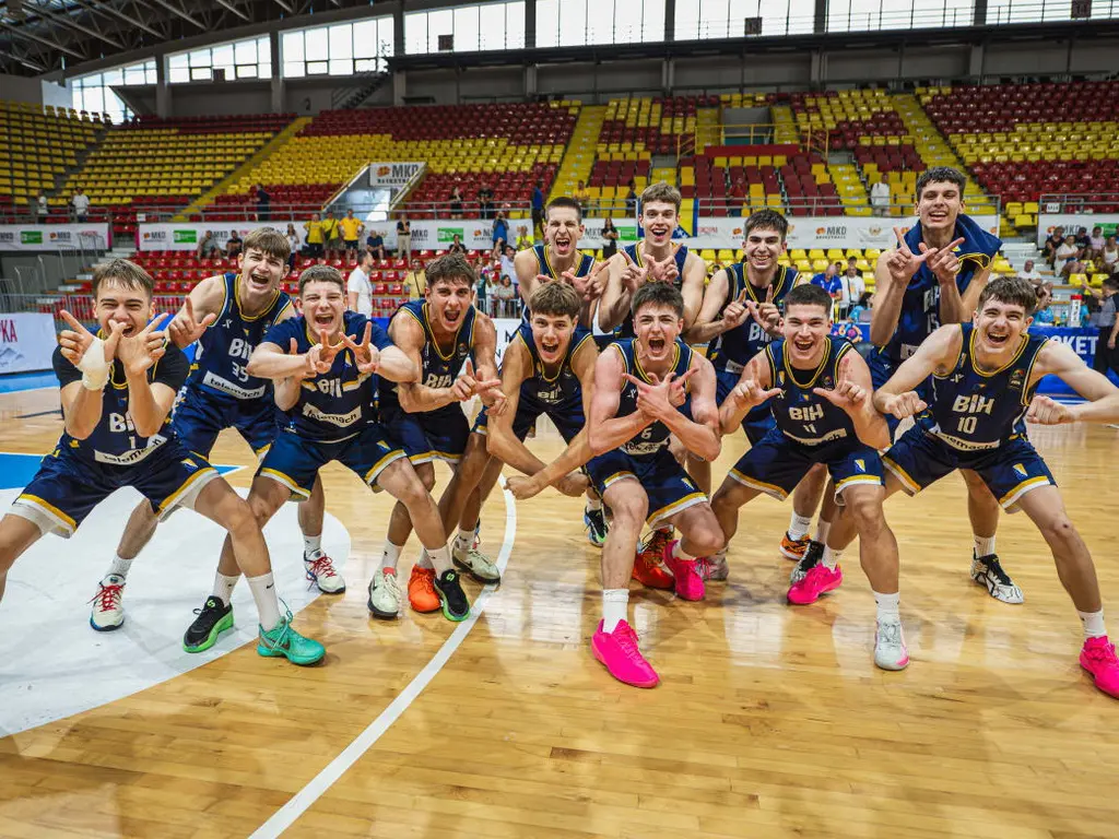 Kadeti BiH srušili Veliku Britaniju i izborili polufinale Eurobasketa Kadetska košarkaška reprezentacija Bosne i Hercegovine ostvarila je veliku pobjedu nad Velikom Britanijom rezultatom 83:73 nakon produžetaka i tako se plasirala u polufinale Evropskog prvenstva B divizije!