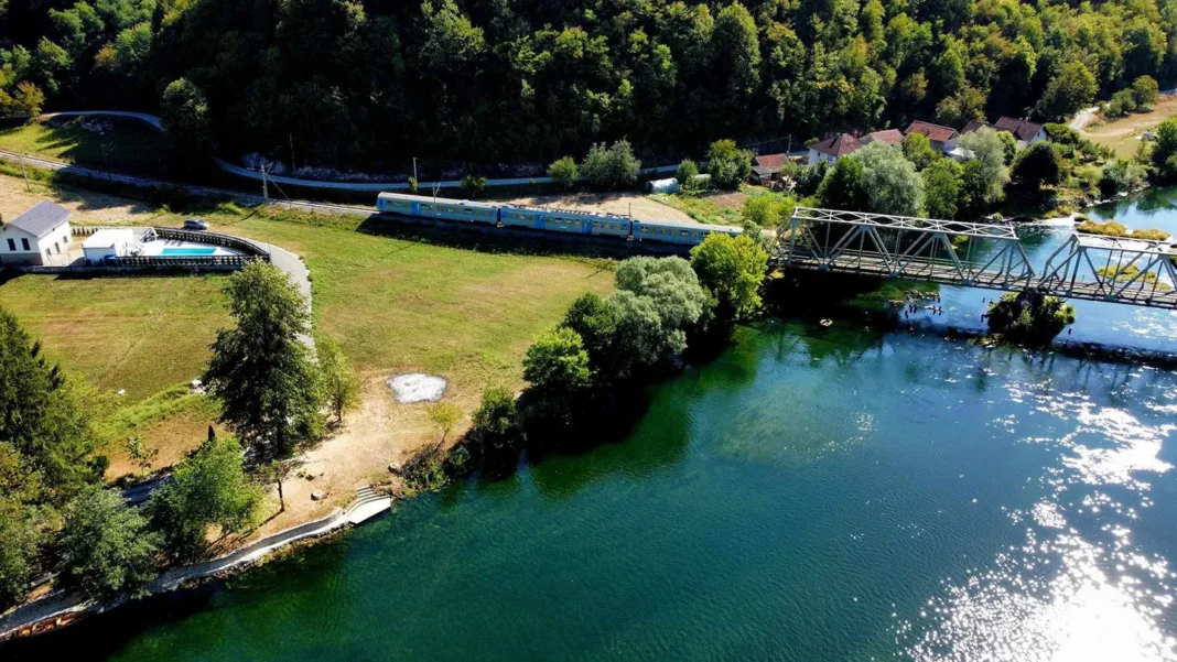 Nakon 13 godina počinje saobraćati redovni voz na relaciji Bihać – Bosanska Otoka: Poznate i cijene karata Željeznice Federacije Bosne i Hercegovine saopćile su da će od 31. avgusta do kraja godine, po prvi put nakon 13 godina, saobraćati redovni lokalni putnički voz na relaciji Bihać - Bosanska Otoka - Bihać.