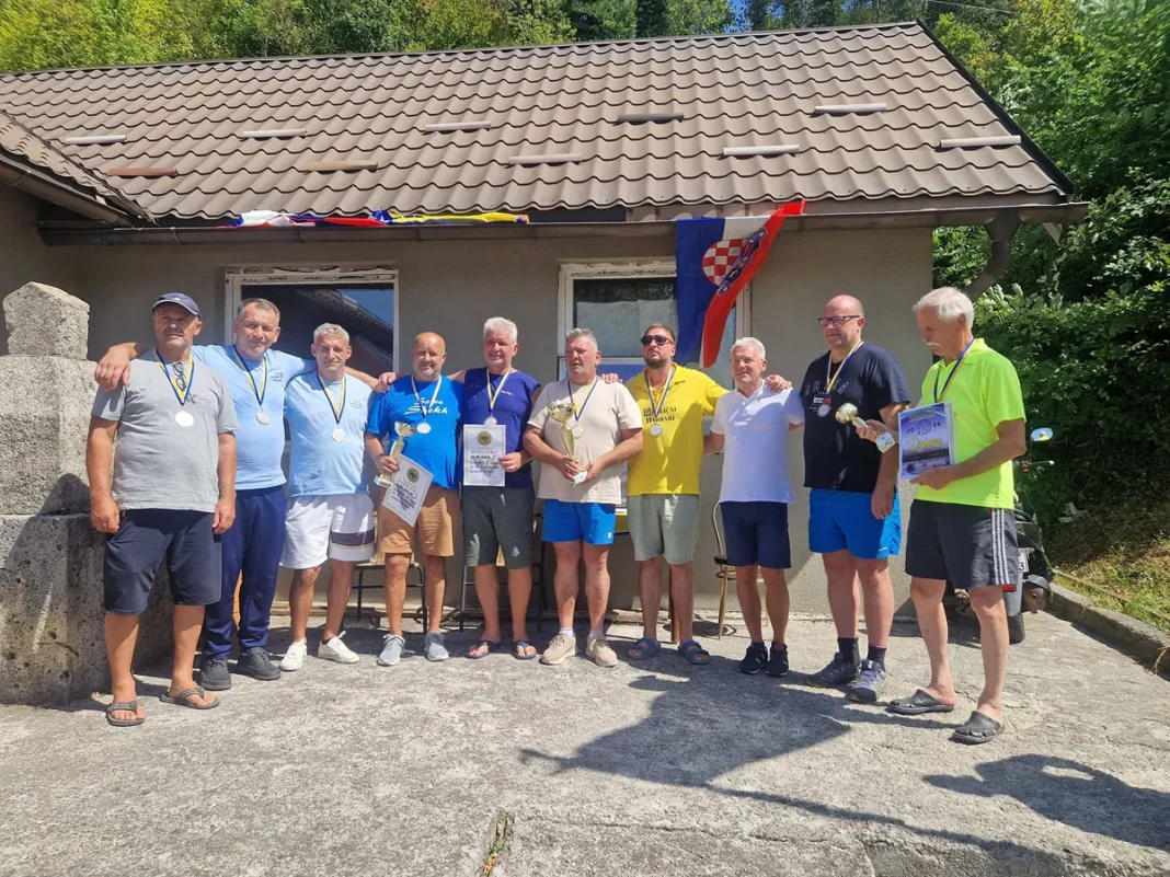 Današnjim polufinalnim i finalnim mečevima u Bosanskoj Krupi završen je Internacionalni memorijalni turnir u boćanju „Mirsad Crnkić“, održan u znak sjećanja na rahmetli Mirsada Crnkića, komandanta 511. slavne brdske brigade. Prije početka završnih mečeva učesnici turnira položili su cvijeće na Centralnom spomen-obilježju u Bosanskoj Krupi te, svako u skladu sa svojim svjetonazorom, odali počast poginulim pripadnicima 511. slavne brdske brigade. Učesnici su potom, kao i prethodnih godina, obišli rodnu kuću rahmetli komandanta Mirsada Crnkića, gdje su položili cvijeće, nakon čega su posjetili i spomen-obilježje „Ljiljan“ te odali počast poginulim borcima. Nakon odavanja počasti uslijedila je završnica dvodnevnog takmičenja, a konačan poredak je: Kopar 1 SSRI 1 Kopar 2 SSRI 511 2 Organizatori su zahvalili svim ekipama i gostima koji su svojim prisustvom uveličali ovaj sportski događaj, uz nadu da su se tokom boravka u Bosanskoj Krupi uvjerili u tradicionalno krajiško gostoprimstvo. Zahvala je upućena i sponzorima i donatorima koji su pomogli održavanje turnira, gradonačelniku Bosanske Krupe Arminu Halitoviću, Turističkoj zajednici Grada Bosanska Krupa i direktorici Elmi Velić, Radiju Bosanska Krupa, Sportskom savezu Grada Bosanska Krupa, kao i Kantonalnom i Federalnom savezu za sport i rekreaciju invalidnih lica. Ovogodišnji Internacionalni memorijalni turnir „Mirsad Crnkić“ tako je, uz sportsko nadmetanje i druženje učesnika iz Bosne i Hercegovine i zemalja regije, još jednom ispunio svoju najvažniju misiju – očuvanje sjećanja na komandanta Mirsada Crnkića i poginule pripadnike 511. slavne brdske brigade. Organizatori su učesnicima i gostima na kraju poručili: „Vidimo se dogodine, ako Bog da, a do tada – živi i zdravi bili.“