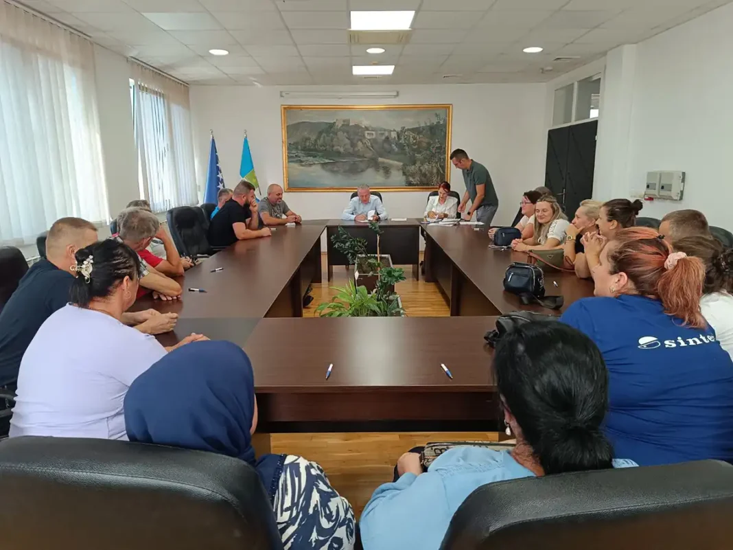 Podrška za 20 korisnika: Potpisani ugovori za plasteničku proizvodnju u Bosanskoj Krupi U okviru projekta „Ekonomsko osnaživanje socijalno i materijalno ugroženih osoba i mladih osoba kroz proizvodnju povrća u plastenicima“, kojeg Grad Bosanska Krupa provodi s Muslim Aid Association, danas su potpisani ugovori s 20 korisnika projekta.