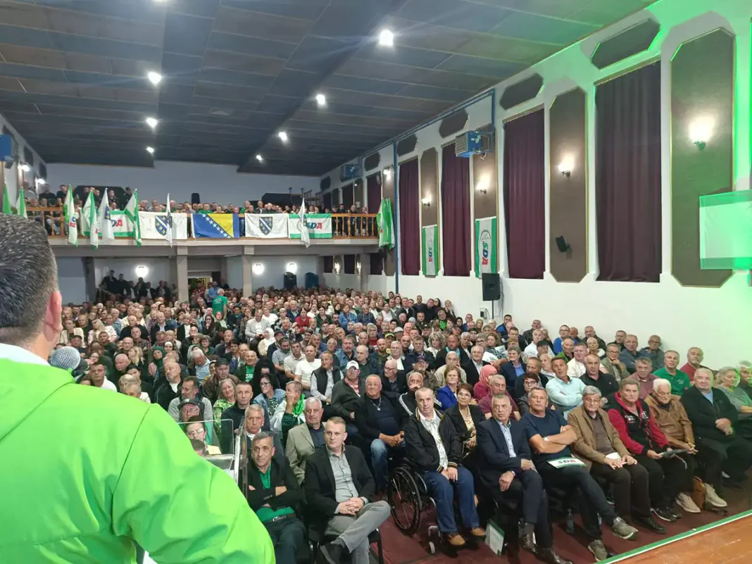 U BOSANSKOJ KRUPI ODRŽAN CENTRALNI IZBORNI SKUP STRANKE DEMOKRATSKE AKCIJE U Velikoj sali Doma kulture u Bosanskoj Krupi održan je centralni izborni skup Stranke demokratske akcije (SDA), na kojem su predstavljeni kandidati ove stranke za predstojeće Opće izbore 2026, kao i ključne poruke izbornog programa.