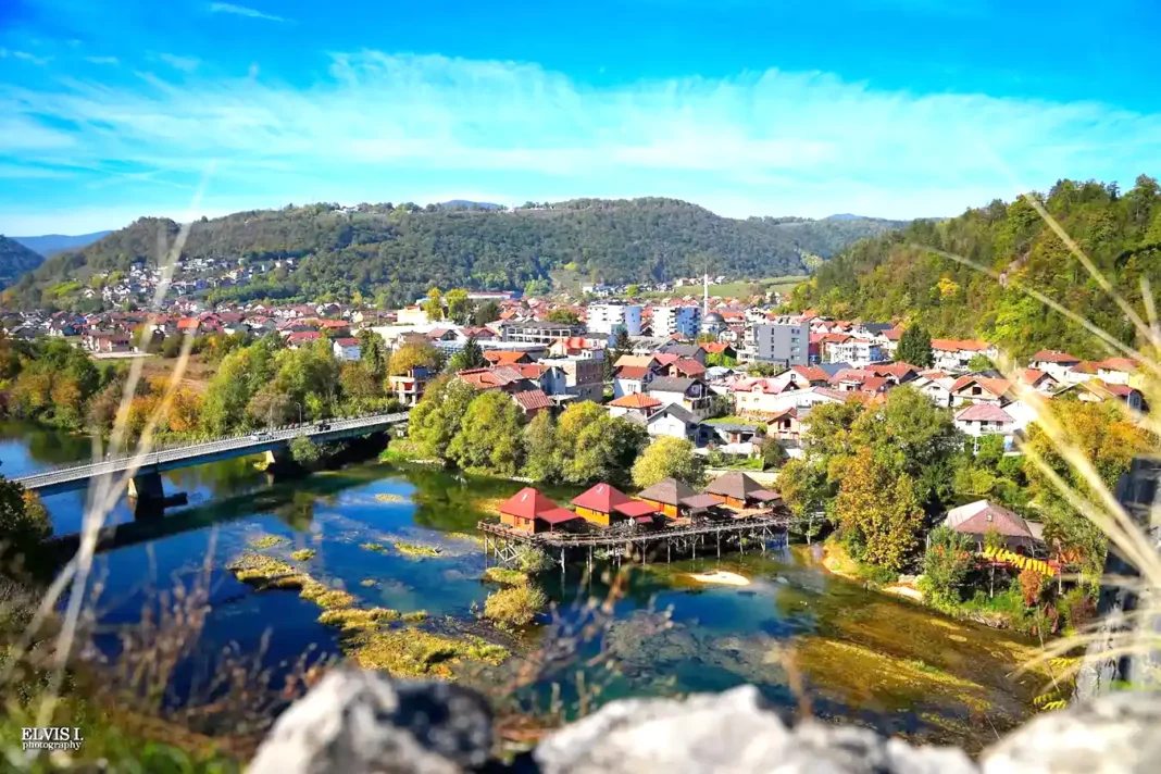 Servisne informacije – 27.10.2026. Hidro-meteorološka mjerenja na području grada Bos.Krupa jutros u 07,00 sati su sljedeće: temperatura zraka -1 C , vlažnost zraka 73 % , dok je vodostaj rijeke Une 31 cm (NV).